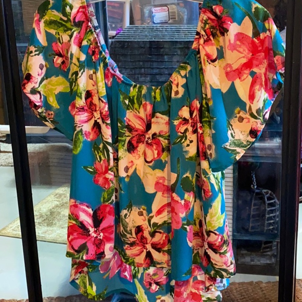 Cute teal & pink floral top